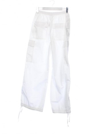 Γυναικείο παντελόνι Bershka, Μέγεθος XS, Χρώμα Λευκό, Τιμή 14,82 €