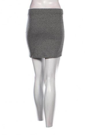 Пола H&M Divided, Размер S, Цвят Сив, Цена 2,04 €