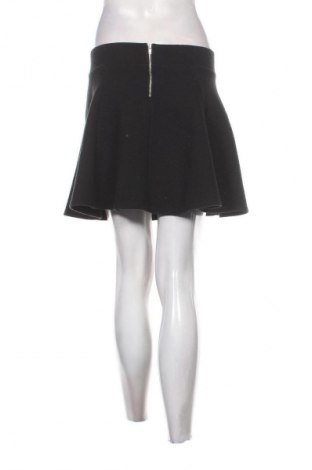 Пола H&M Divided, Размер S, Цвят Черен, Цена 2,04 €