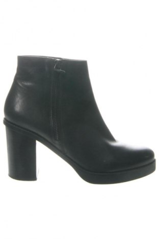 Γυναικεία μποτάκια Reserved, Μέγεθος 39, Χρώμα Μαύρο, Τιμή 23,57 €