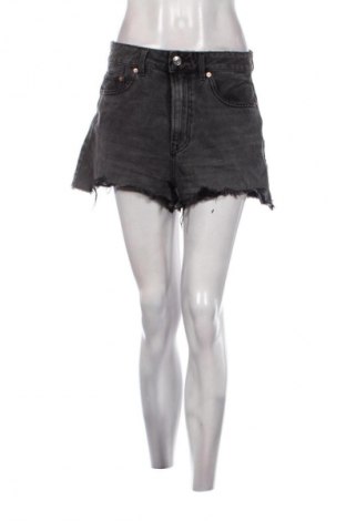 Pantaloni scurți de femei Stradivarius, Mărime M, Culoare Gri, Preț 52,99 Lei