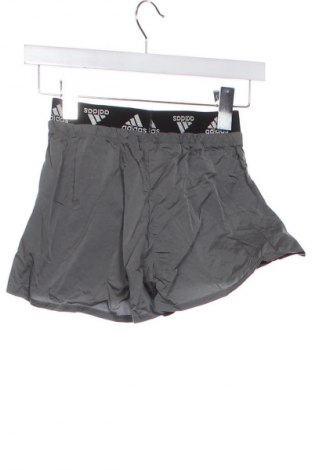 Kinder Shorts Adidas, Größe 8-9y/ 134-140 cm, Farbe Grau, Preis 17,99 €