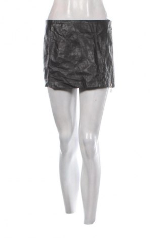 Кожена пола Stradivarius, Размер M, Цвят Черен, Цена 13,80 €