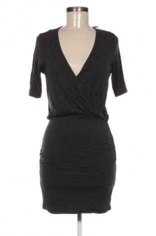 Рокля Gina Tricot, Размер M, Цвят Сив, Цена 2,55 €