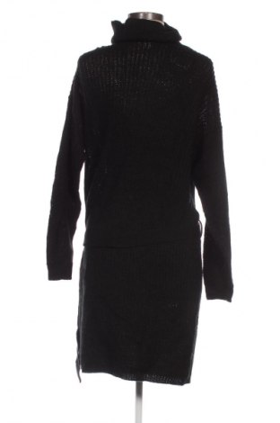 Šaty  Jdy, Velikost M, Barva Černá, Cena  939,00 Kč