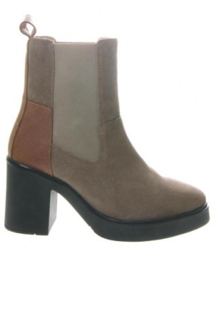 Дамски боти Aada Studios, Размер 39, Цвят Бежов, Цена 88,00 €