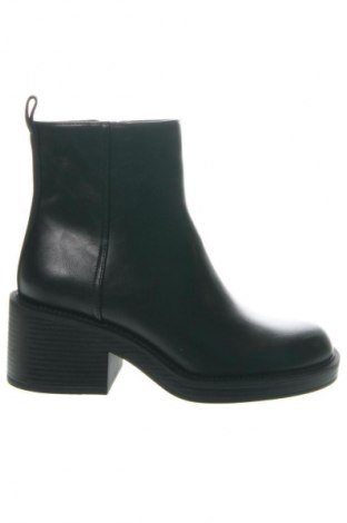 Botine de damă Zara, Mărime 37, Culoare Negru, Preț 202,50 Lei