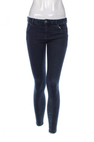 Γυναικείο Τζίν Bershka, Μέγεθος S, Χρώμα Μπλέ, Τιμή 15,00 €
