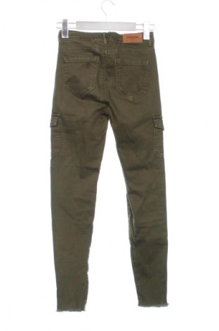 Дамски дънки Bershka, Размер XS, Цвят Зелен, Цена 15,00 €