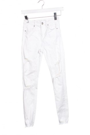 Γυναικείο Τζίν Stradivarius, Μέγεθος XS, Χρώμα Λευκό, Τιμή 10,99 €