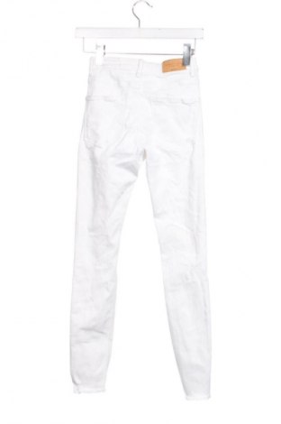 Γυναικείο Τζίν Stradivarius, Μέγεθος XS, Χρώμα Λευκό, Τιμή 10,99 €