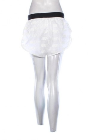 Γυναικείο κοντό παντελόνι Nike, Μέγεθος L, Χρώμα Λευκό, Τιμή 20,99 €