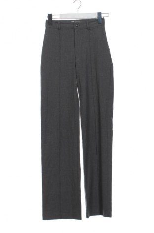 Γυναικείο παντελόνι Pull&Bear, Μέγεθος XS, Χρώμα Γκρί, Τιμή 29,99 €