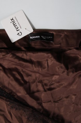 Пола Bershka, Размер S, Цвят Многоцветен, Цена 10,00 €