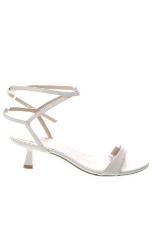 Sandale Stuart Weitzman, Mărime 38, Culoare Alb, Preț 950,53 Lei