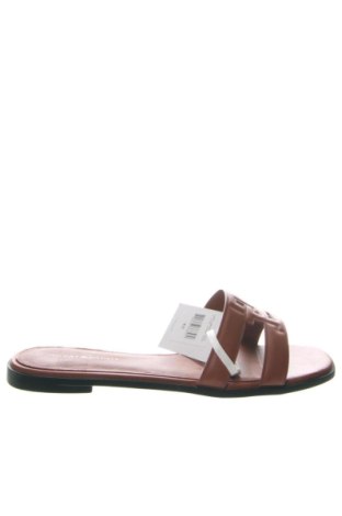 Чехли Tommy Hilfiger, Размер 42, Цвят Кафяв, Цена 94,58 €