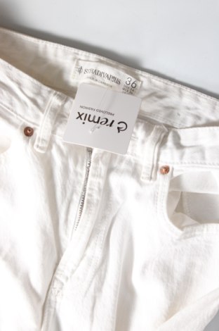 Дамски дънки Stradivarius, Размер S, Цвят Бял, Цена 15,33 €