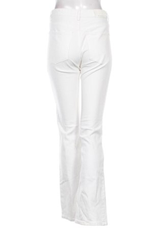 Дамски дънки Stradivarius, Размер S, Цвят Бял, Цена 15,33 €