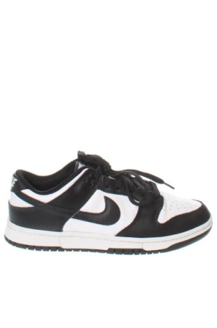 Дамски обувки Nike, Размер 40, Цвят Многоцветен, Цена 104,81 €