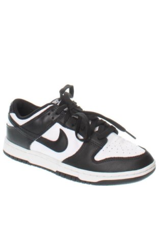 Дамски обувки Nike, Размер 40, Цвят Многоцветен, Цена 104,81 €