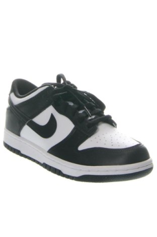 Дамски обувки Nike, Размер 38, Цвят Многоцветен, Цена 104,81 €