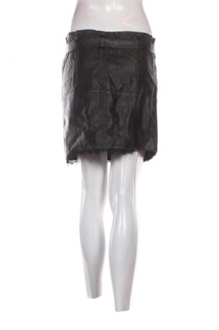 Пола NEW COLLECTION, Размер S, Цвят Черен, Цена 2,04 €