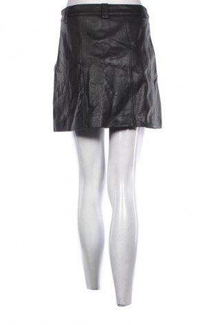 Пола Stradivarius, Размер M, Цвят Черен, Цена 2,04 €