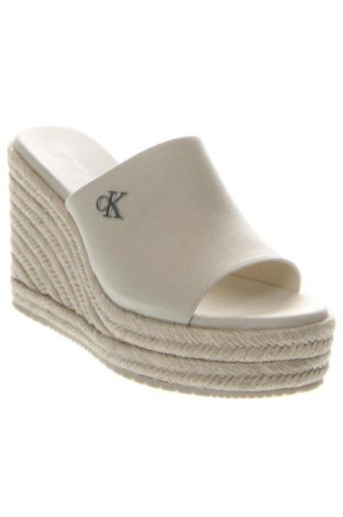 Чехли Calvin Klein Jeans, Размер 40, Цвят Бежов, Цена 85,89 €
