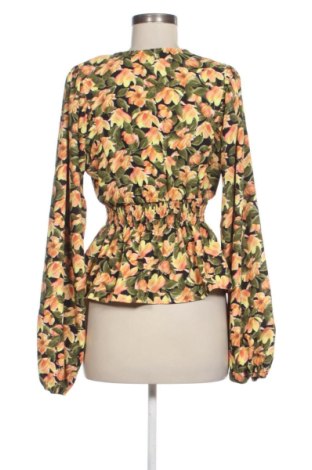 Damen Shirt NA-KD, Größe S, Farbe Mehrfarbig, Preis 22,99 €