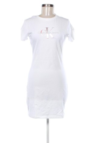 Рокля Calvin Klein Jeans, Размер S, Цвят Бял, Цена 57,77 €, #135867056