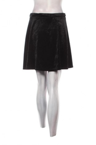 Пола H&M Divided, Размер M, Цвят Черен, Цена 2,04 €