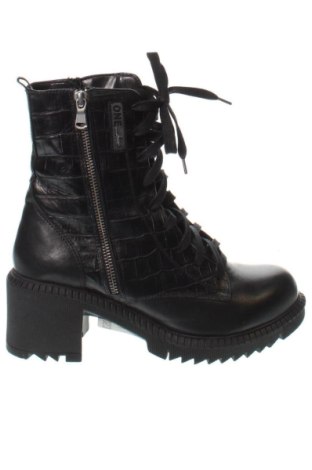 Γυναικεία μποτάκια One, Μέγεθος 38, Χρώμα Μαύρο, Τιμή 52,00 €