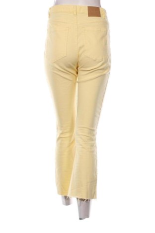 Дамски дънки Bershka, Размер M, Цвят Жълт, Цена 15,33 €