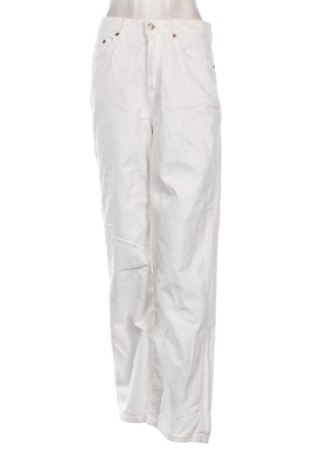 Damskie jeansy Stradivarius, Rozmiar M, Kolor Biały, Cena 114,75 zł