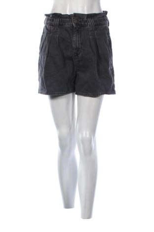 Дамски къс панталон Garcia, Размер S, Цвят Черен, Цена 17,89 €