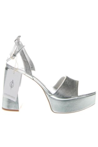 Dámske topánky  Stradivarius, Veľkosť 39, Farba Strieborná, Cena  23,95 €