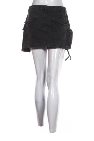 Пола Bershka, Размер M, Цвят Черен, Цена 15,00 €