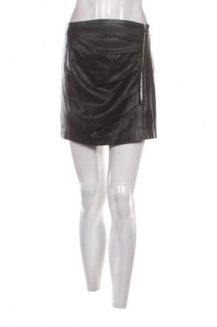 Кожена пола Bershka, Размер M, Цвят Черен, Цена 2,04 €