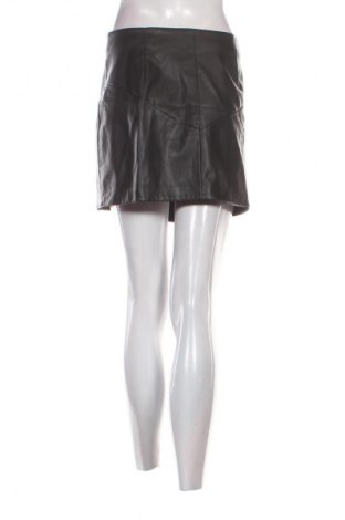Кожена пола Bershka, Размер M, Цвят Черен, Цена 2,04 €