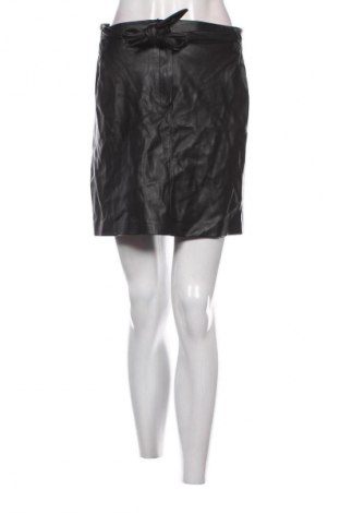 Пола Mango, Размер M, Цвят Черен, Цена 2,55 €