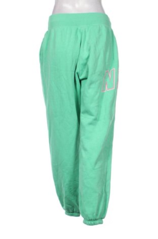 Dámské tepláky Nike, Velikost L, Barva Zelená, Cena  790,00 Kč