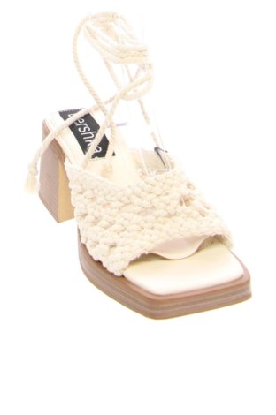 Sandale Bershka, Mărime 35, Culoare Ecru, Preț 150,99 Lei