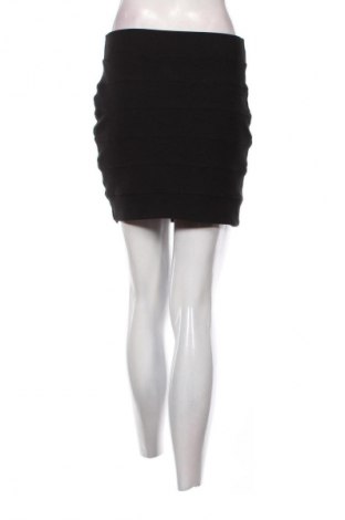 Пола H&M Divided, Размер M, Цвят Черен, Цена 2,04 €