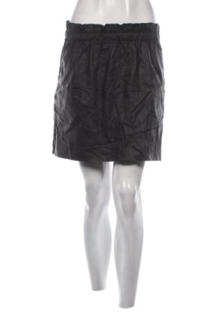 Пола Vero Moda, Размер M, Цвят Черен, Цена 2,55 €