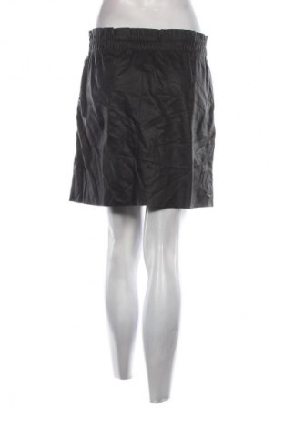 Пола Vero Moda, Размер M, Цвят Черен, Цена 2,55 €