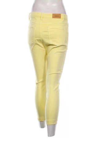 Damskie jeansy Stradivarius, Rozmiar L, Kolor Żółty, Cena 91,09 zł