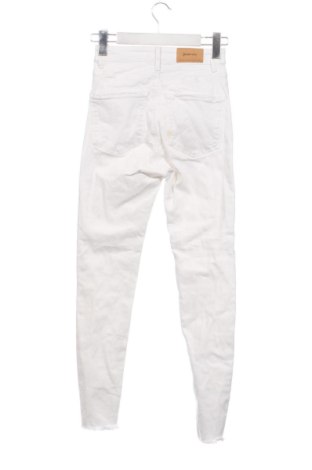 Blugi de femei Stradivarius, Mărime XXS, Culoare Alb, Preț 91,99 Lei