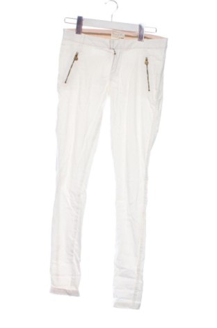 Γυναικείο παντελόνι Bershka, Μέγεθος S, Χρώμα Λευκό, Τιμή 15,00 €