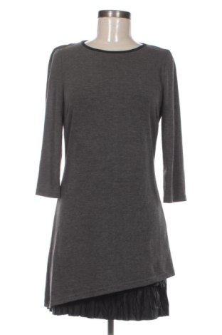 Рокля Rinascimento, Размер M, Цвят Сив, Цена 42,43 €