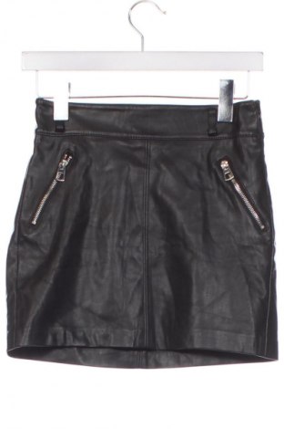 Кожена пола Bershka, Размер XS, Цвят Черен, Цена 2,04 €